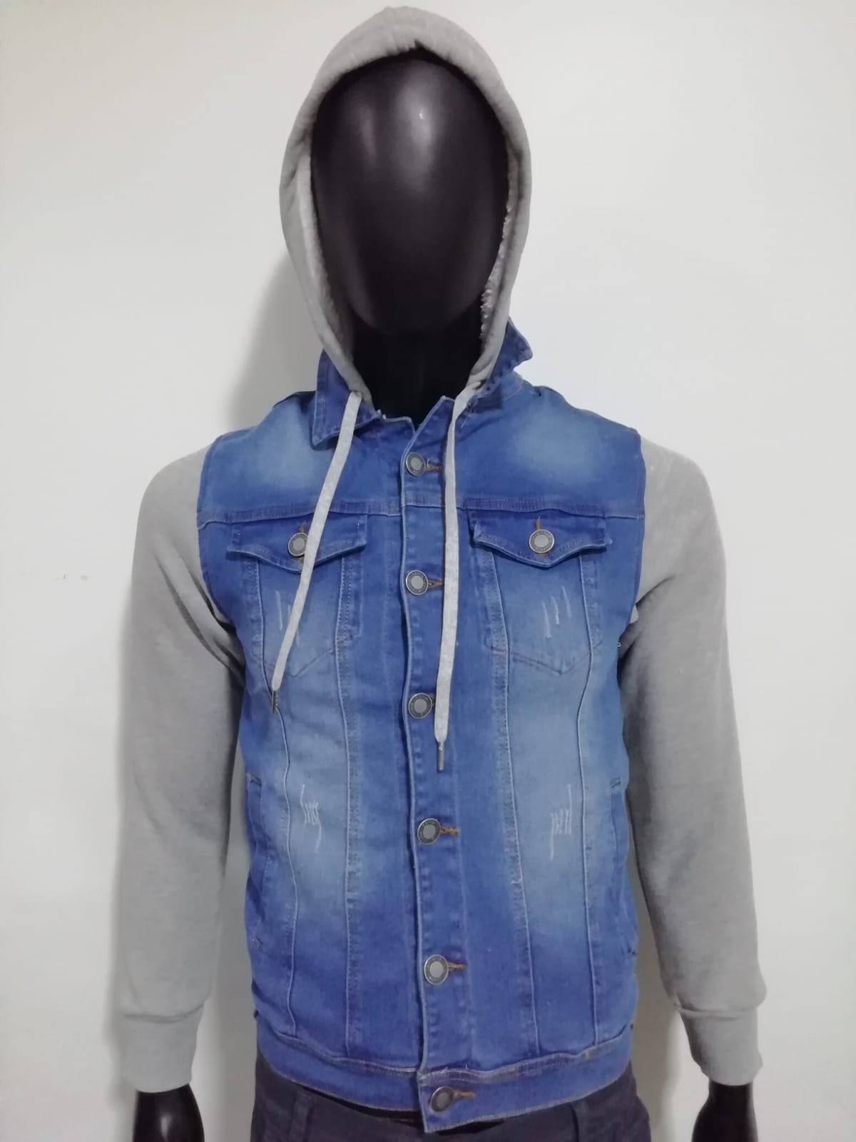 CASACA JEANS HOMBRE CON CAPUCHA, MANGAS DE FRANELA Y FORRO PELUCHE 2023