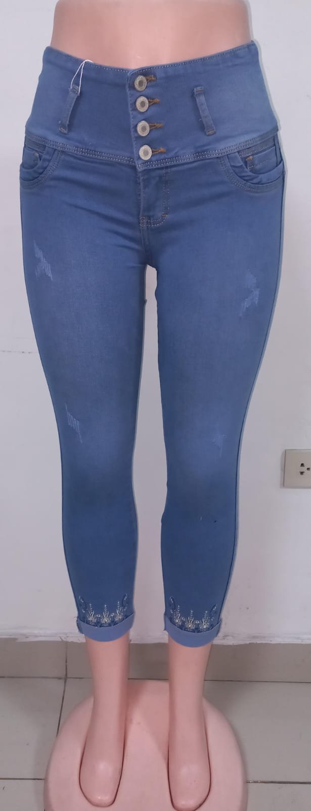PANTALON JEANS DAMA PLAIN GENERICO CON BOLSILLO Y 4 BOTONES 2026